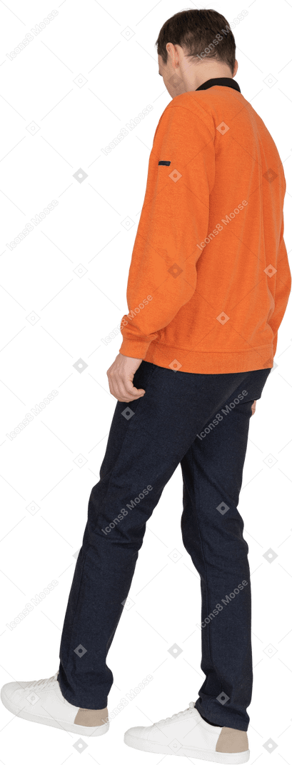 Joven en sudadera naranja de pie