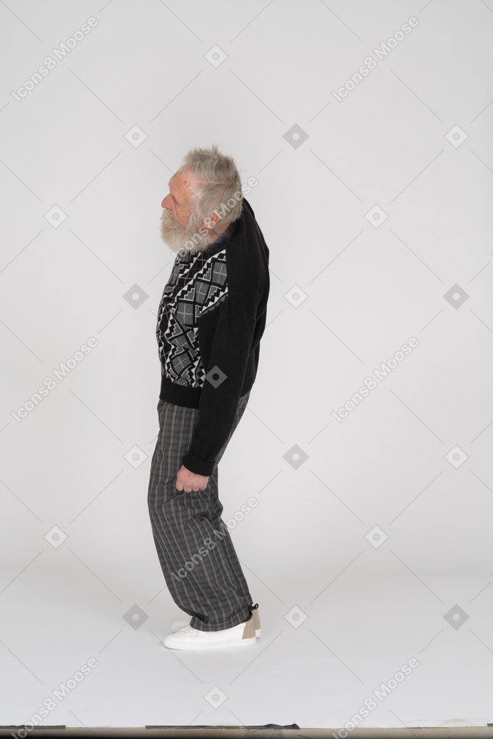 Vista lateral de um homem idoso inclinando-se para a esquerda