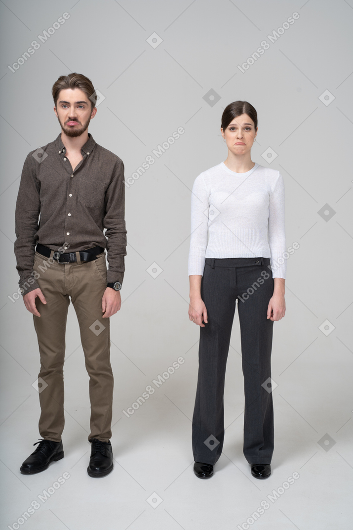 Вид спереди симпатичной надувающейся пары в офисной одежде