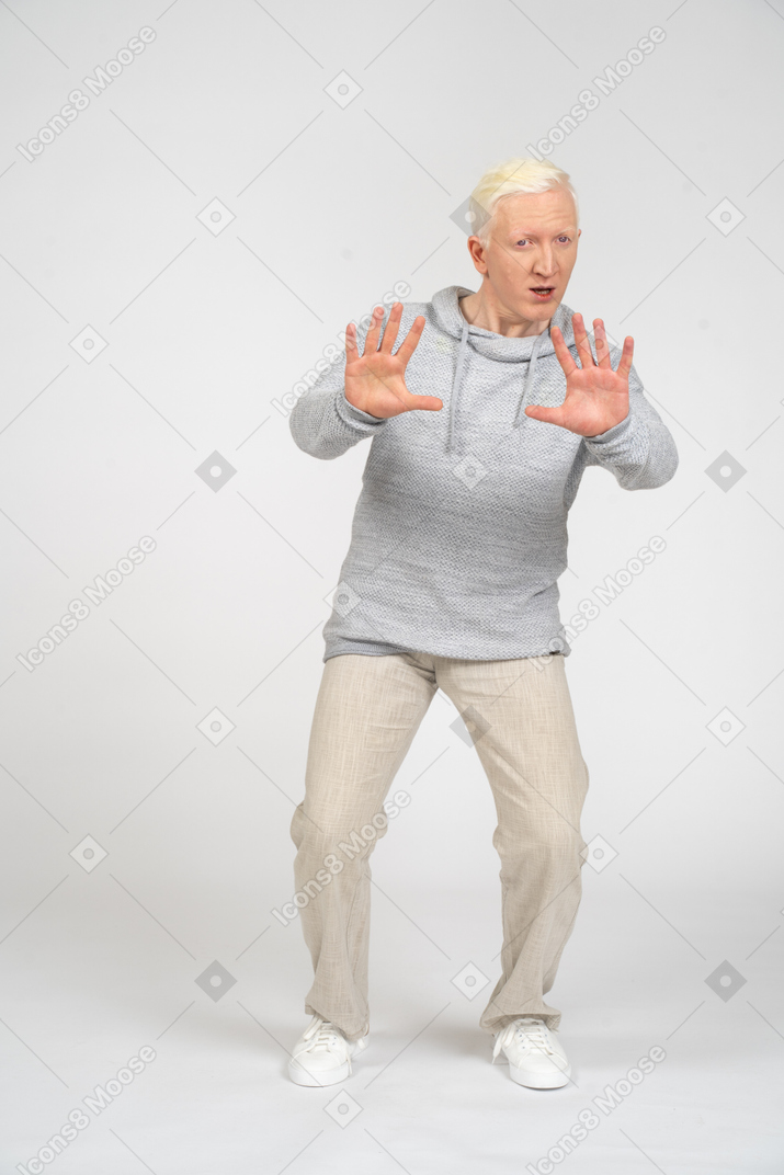 Homem mostrando o gesto de parada com as duas mãos