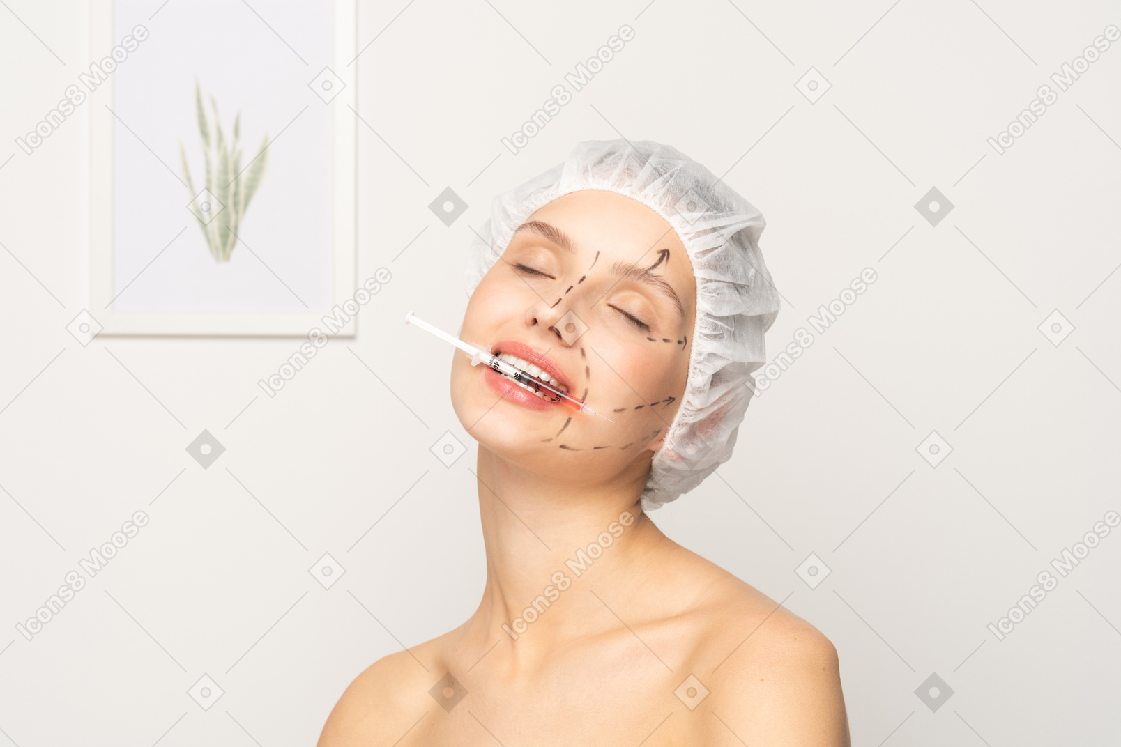 Jeune femme souriante avec une seringue dans les dents