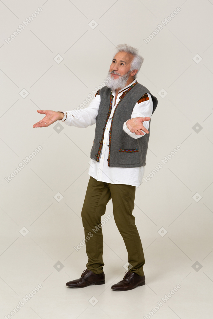 Hombre en chaleco gris de pie con los brazos abiertos