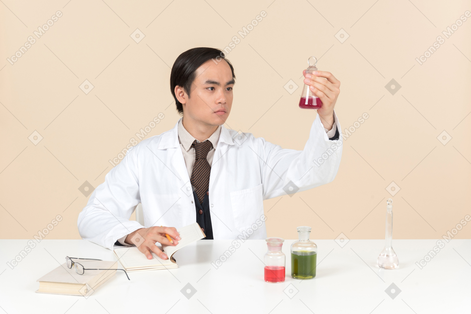 Un científico asiático en una bata blanca trabajando en un experimento químico