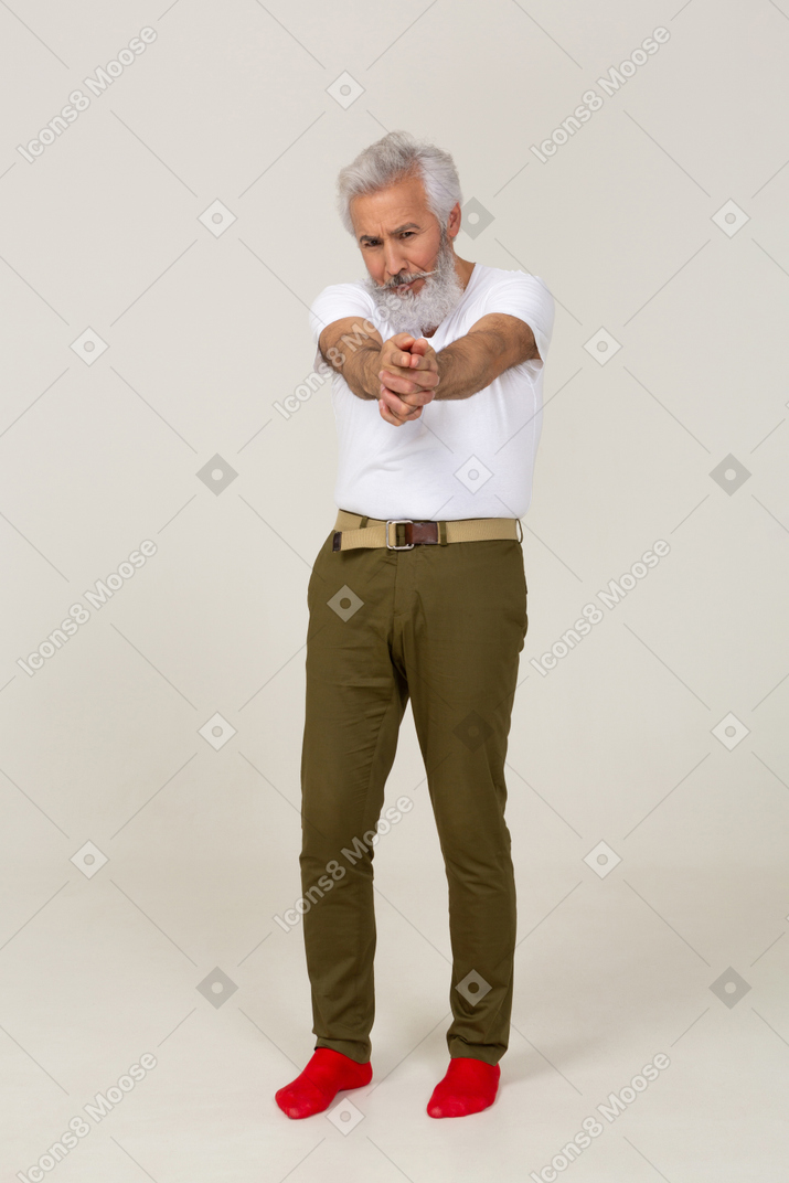 Homem em roupas casuais apontando uma arma de dedo