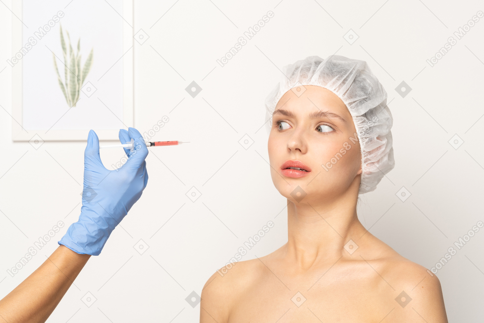 Mujer que parece aterrorizada de recibir una inyección en la cara