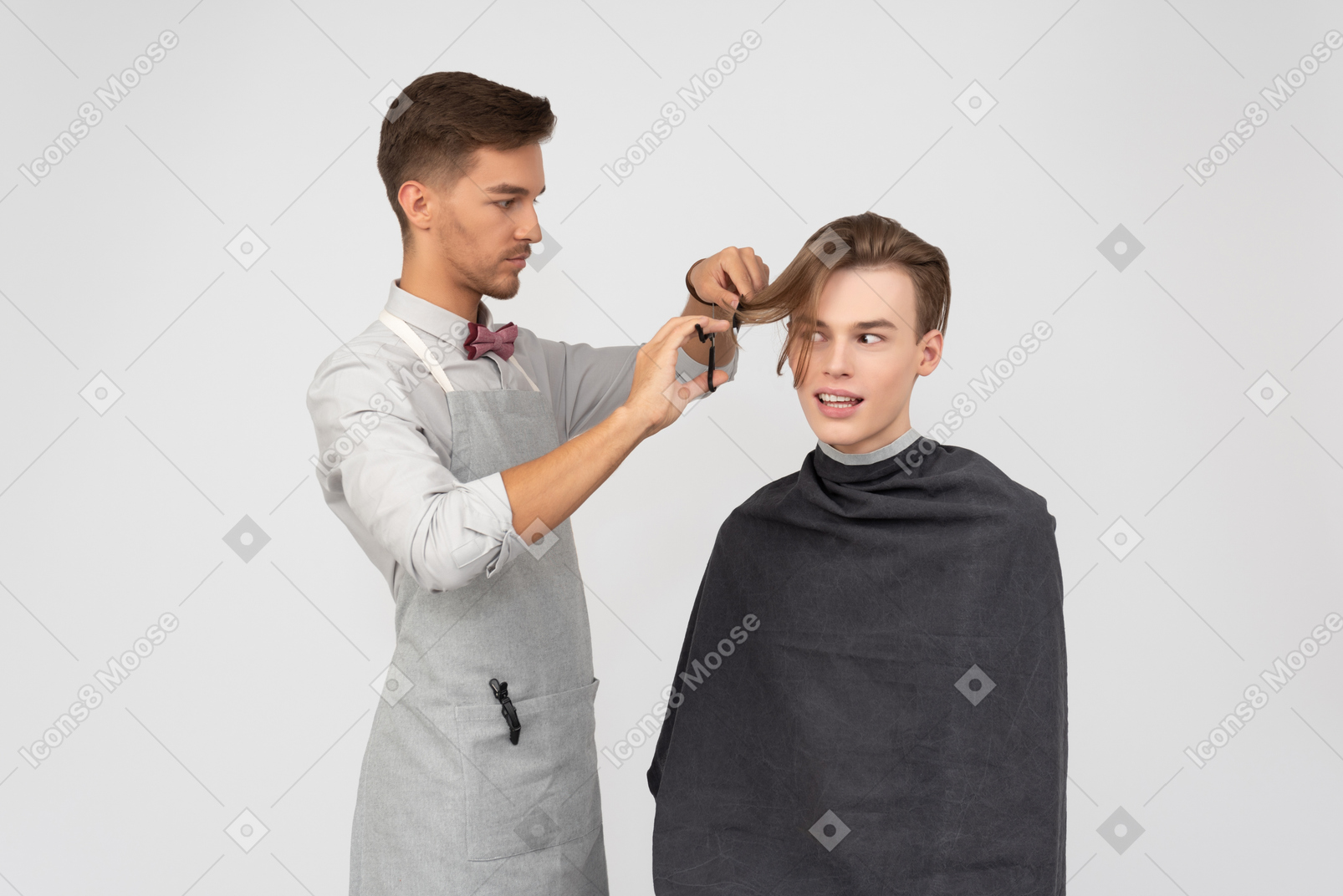 Un jeune barbier et son client