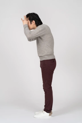 Hombre en ropa casual posando