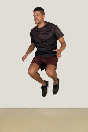 Junger mann in sportkleidung springen