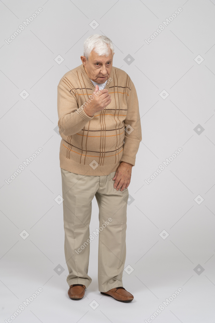 Front view of an old man in casual clothes explaining something