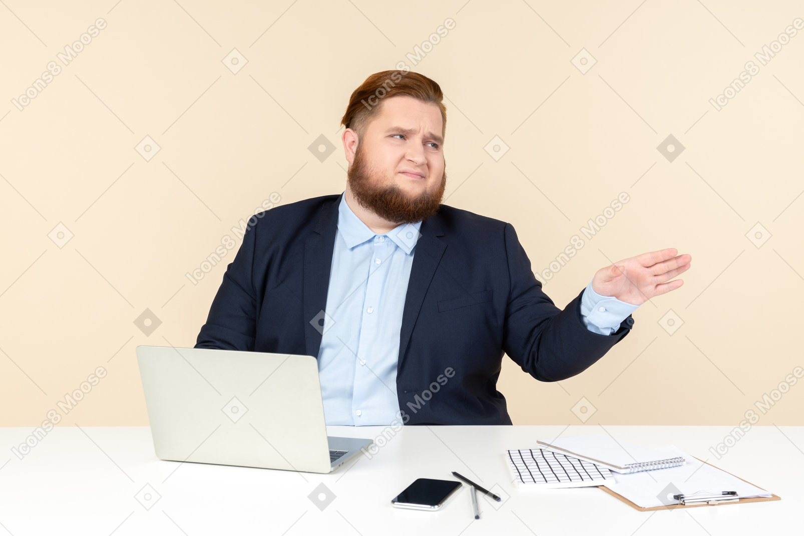사무실 책상에 앉아있는 젊은 과체중 회사원