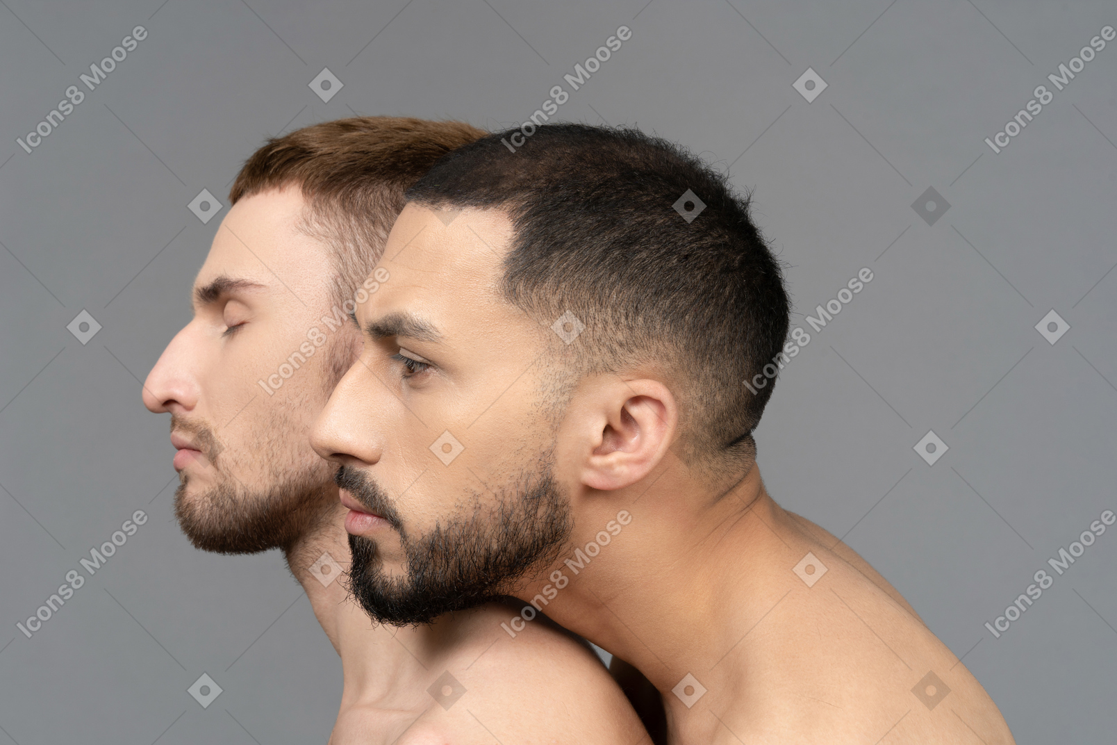Close-up de um jovem caucasiano colocando a cabeça no ombro de outro homem suavemente