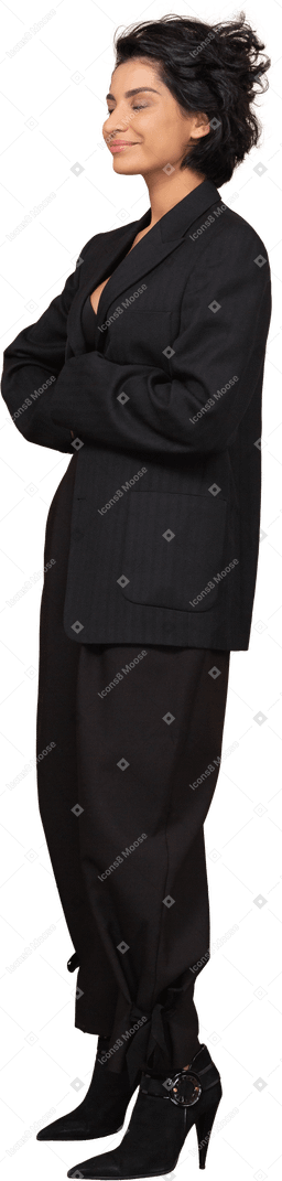 Dreiviertelansicht einer geschäftsfrau in einem schwarzen anzug, die sich mit geschlossenen augen umarmt