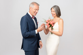 Hermosa pareja de mediana edad en el día de su boda.