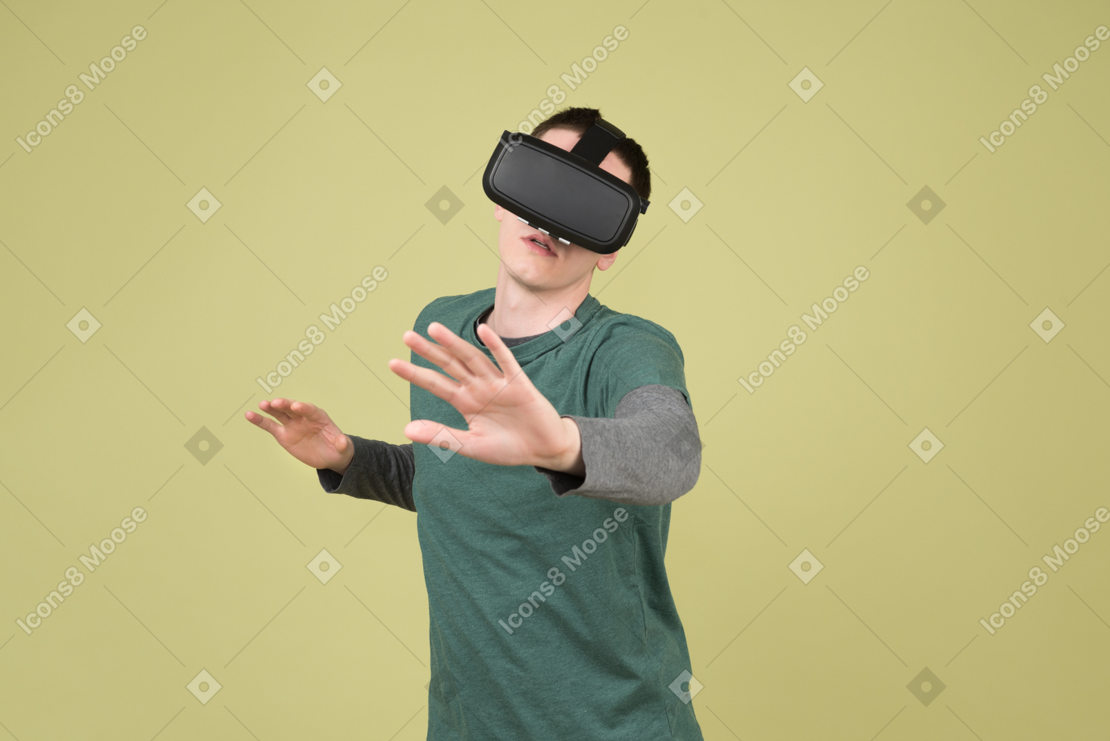 Homem experimentando realidade virtual usando fone de ouvido