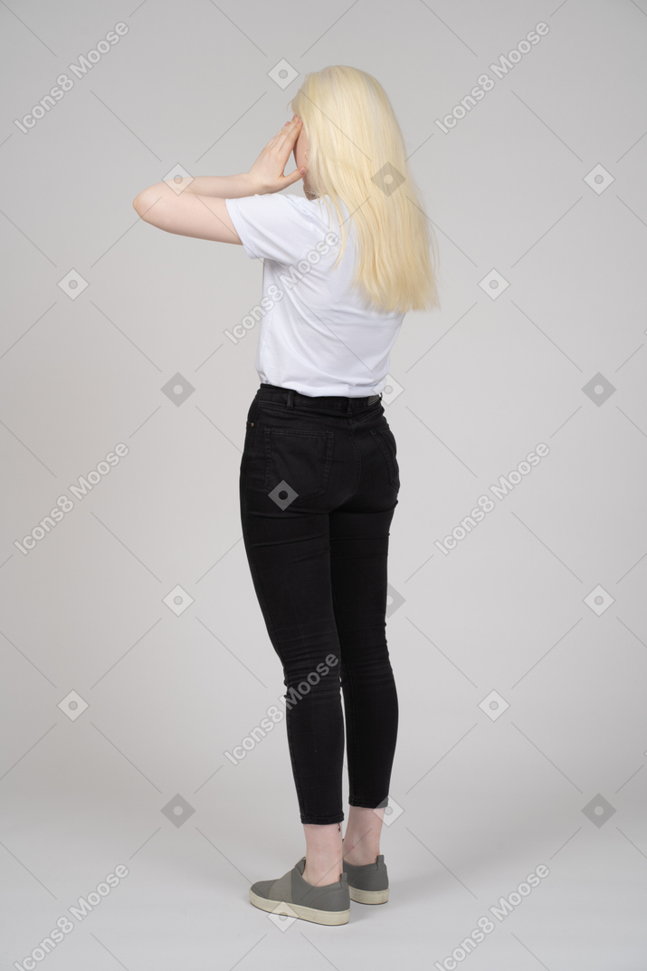 Vista posteriore di una donna bionda che si tocca le tempie