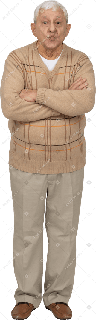 Vista frontal de um velho em roupas casuais em pé com os braços cruzados e olhando para a câmera