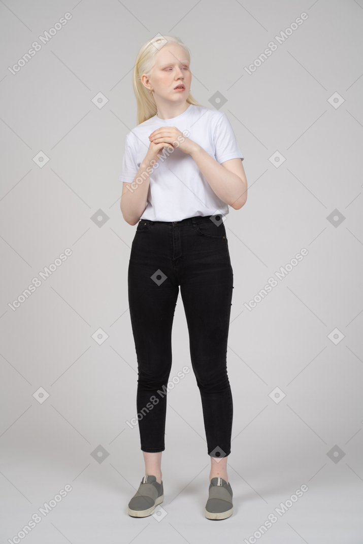 Vista frontal de una mujer joven en ropa casual mirando a un lado