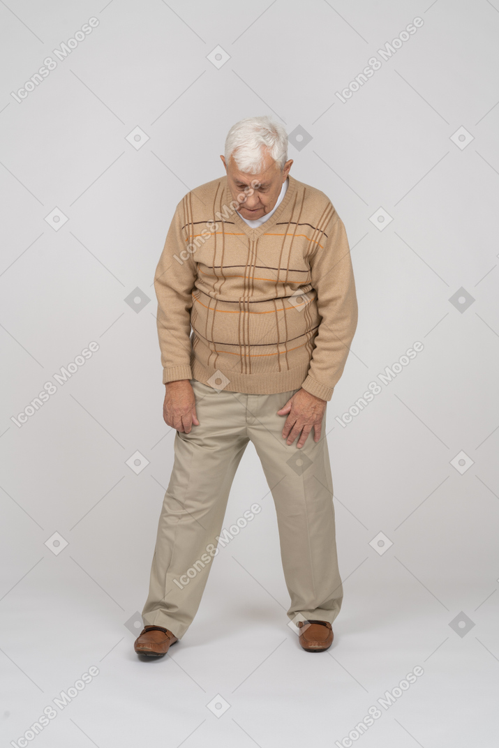 カジュアルな服装で見下ろしている老人の正面図