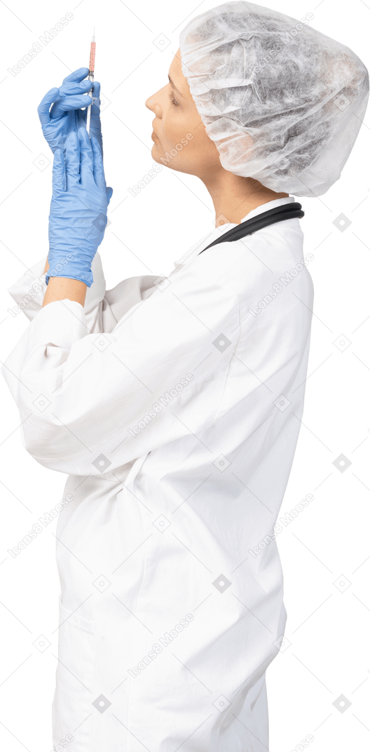Vista laterale di una giovane dottoressa che tiene in mano una siringa