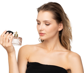Vista frontal de uma jovem sensual segurando um frasco de perfume