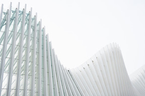 Façade de bâtiment avec des nervures en béton et en verre