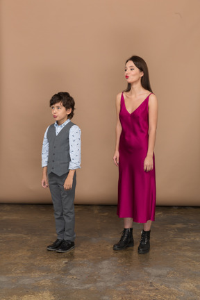 Niño y mujer en vestido