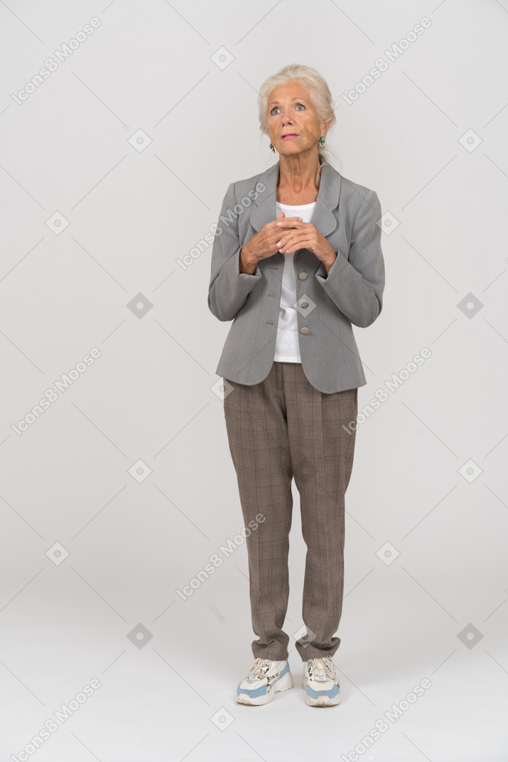 Vorderansicht einer alten dame im anzug