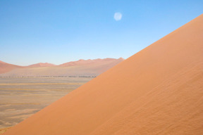 Dünen und blauer himmel