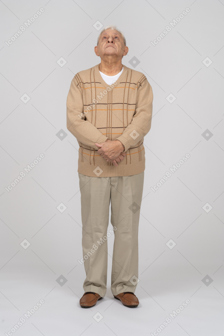 一位穿着休闲服的老人抬头的正面图