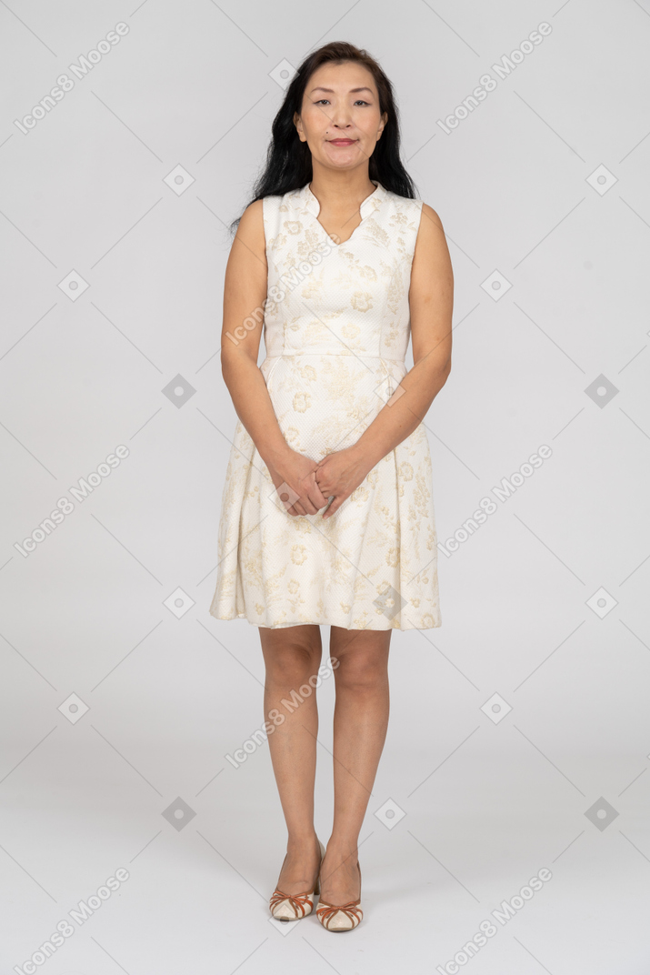 Mujer en un vestido blanco de pie