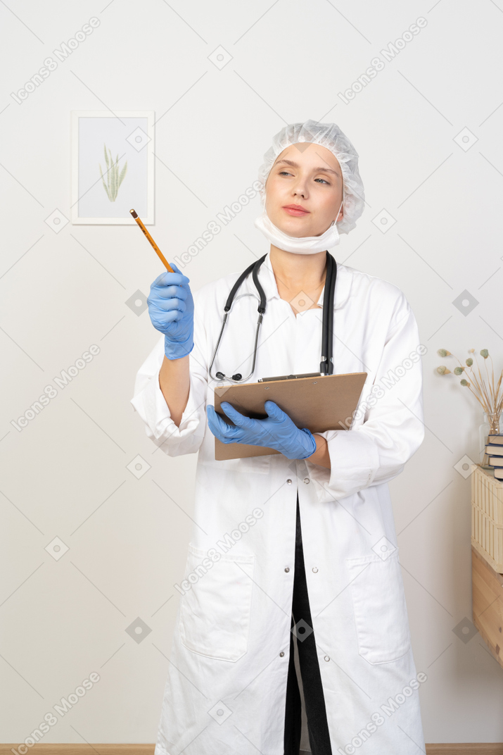 一位年轻的女医生拿着平板电脑，指着一边的前视图