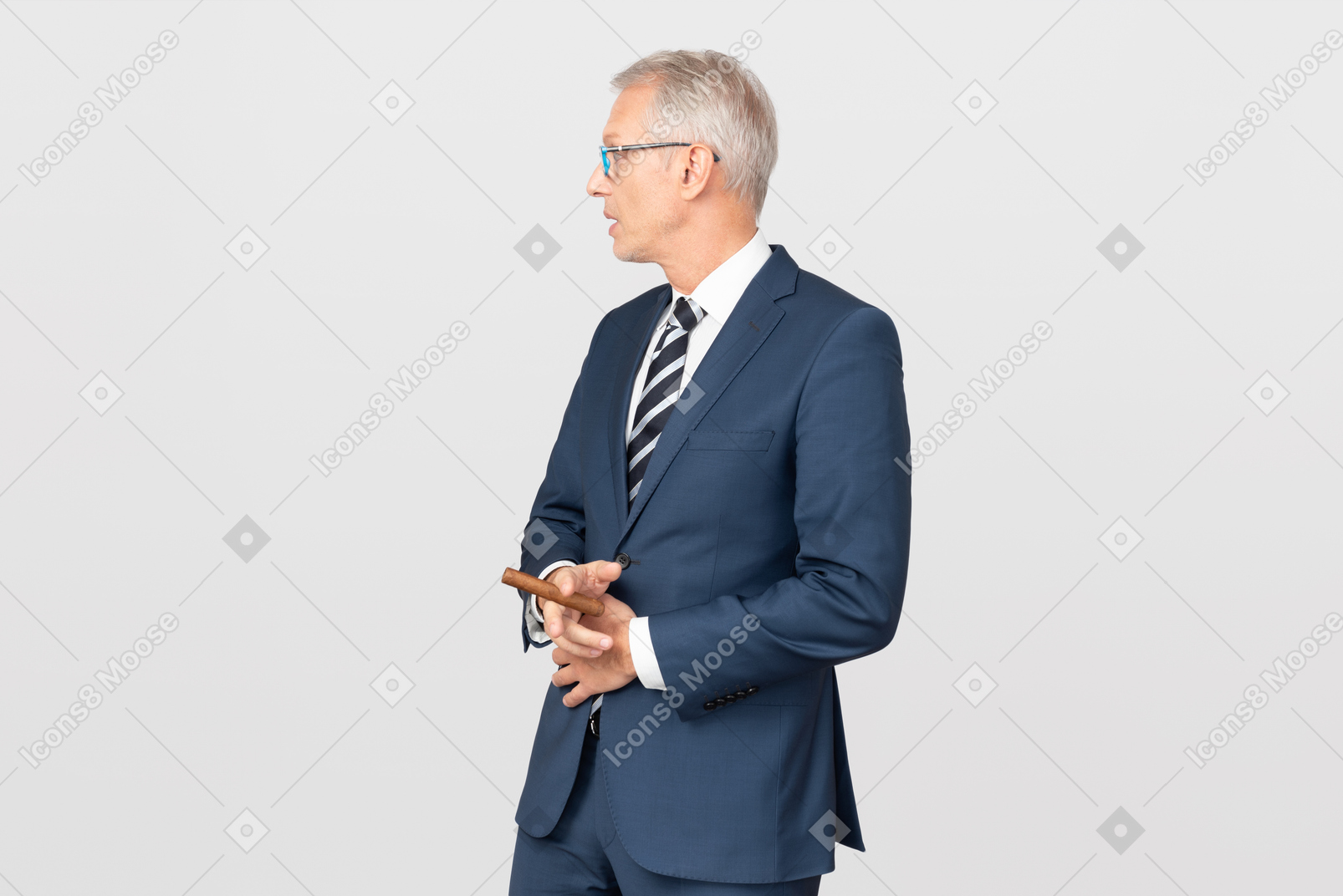 Gut aussehender mann mittleren alters mit einer zigarre
