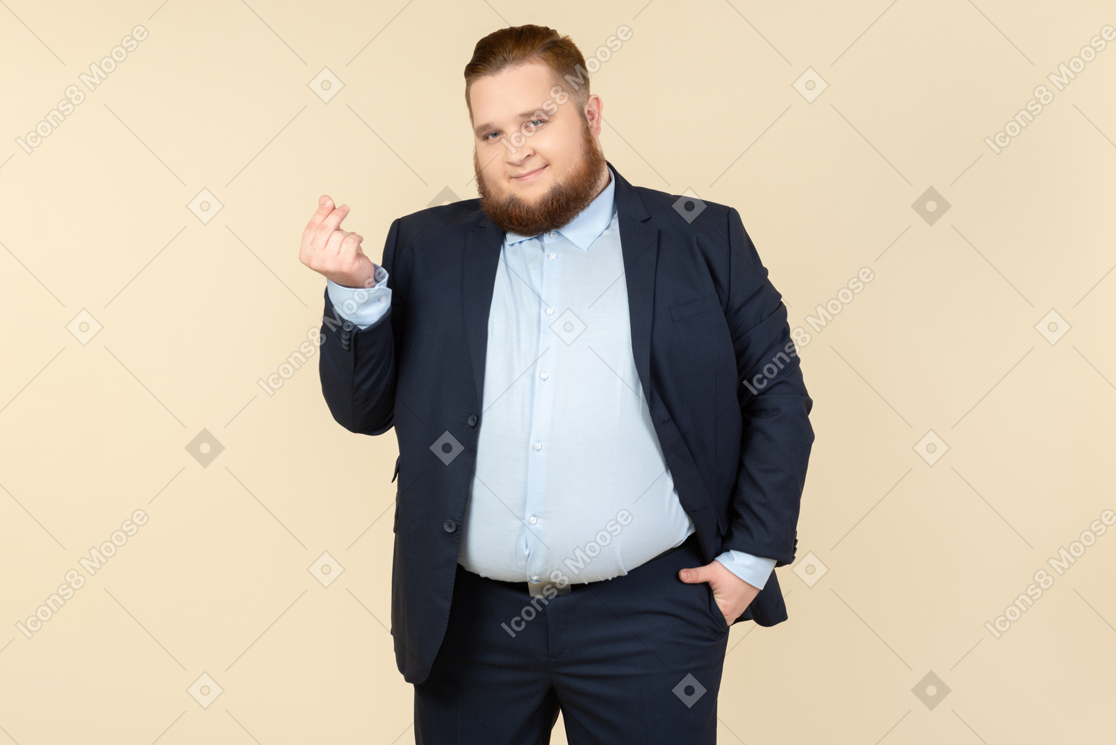Jovem homem com excesso de peso no fato mostrando o gesto de dinheiro