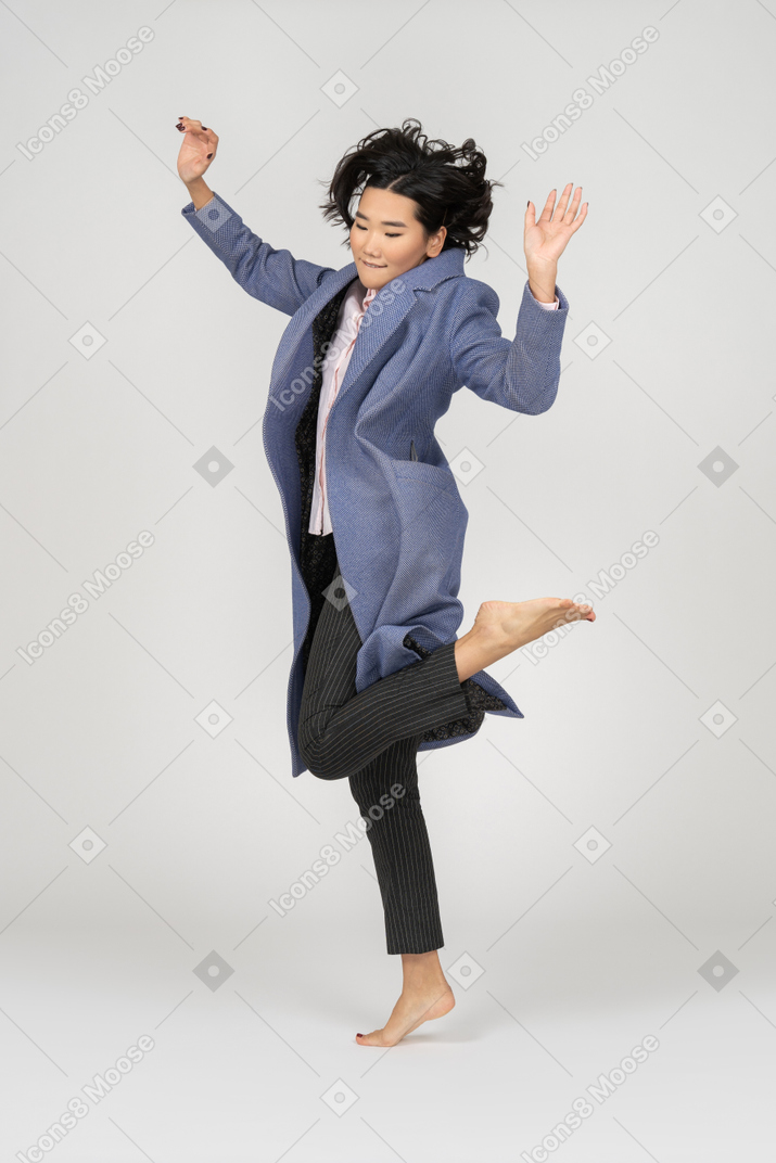 Mujer joven bailando de puntillas