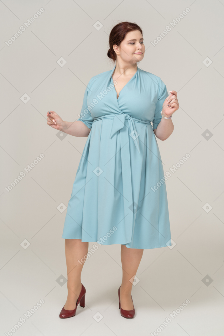 青いドレスダンスの女性の正面図
