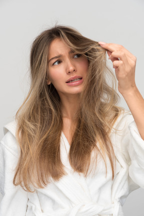 Devo risolvere questi problemi con i capelli in qualche modo