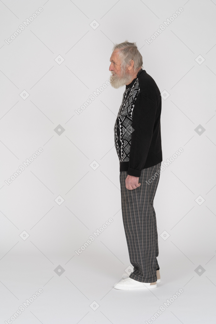 Vista lateral de una persona mayor de pie