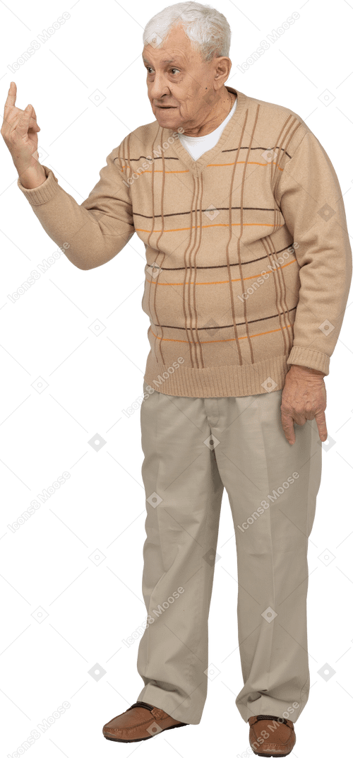 Vorderansicht eines alten mannes in freizeitkleidung mit rockgeste