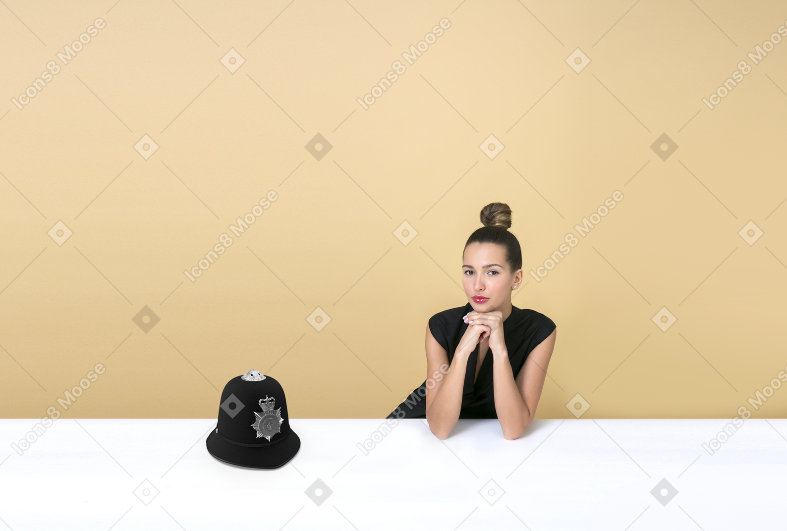 Mujer hermosa joven sentada junto a un casco de custodia