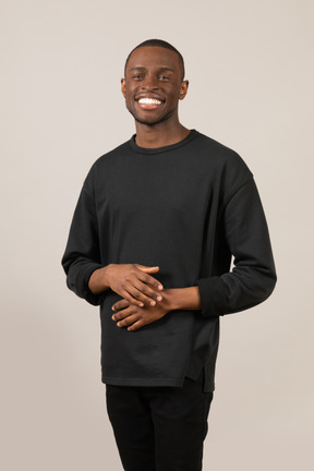 Hombre vestido de negro con una amplia sonrisa