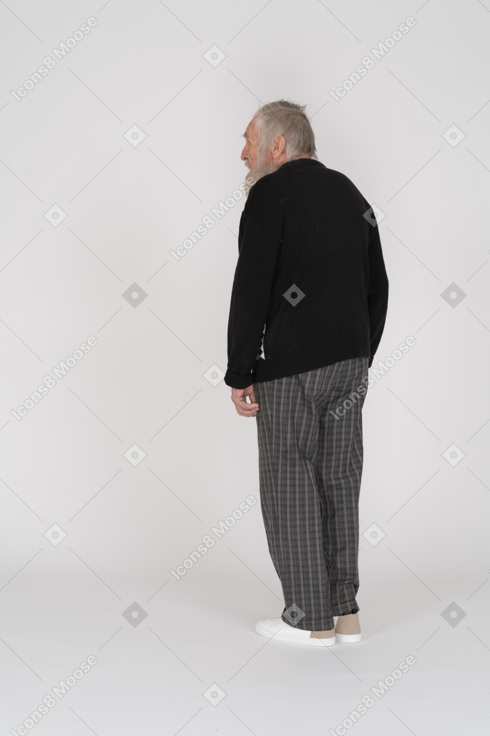 Three-quarter view of an old man in casual clothing