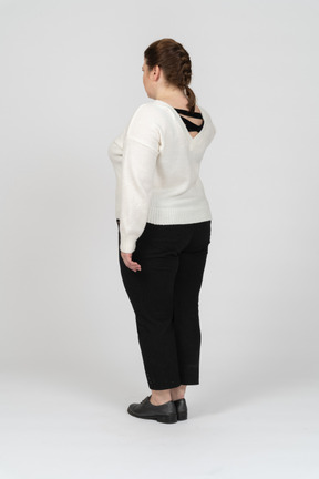 カジュアルな服装でプラスサイズの女性の背面図