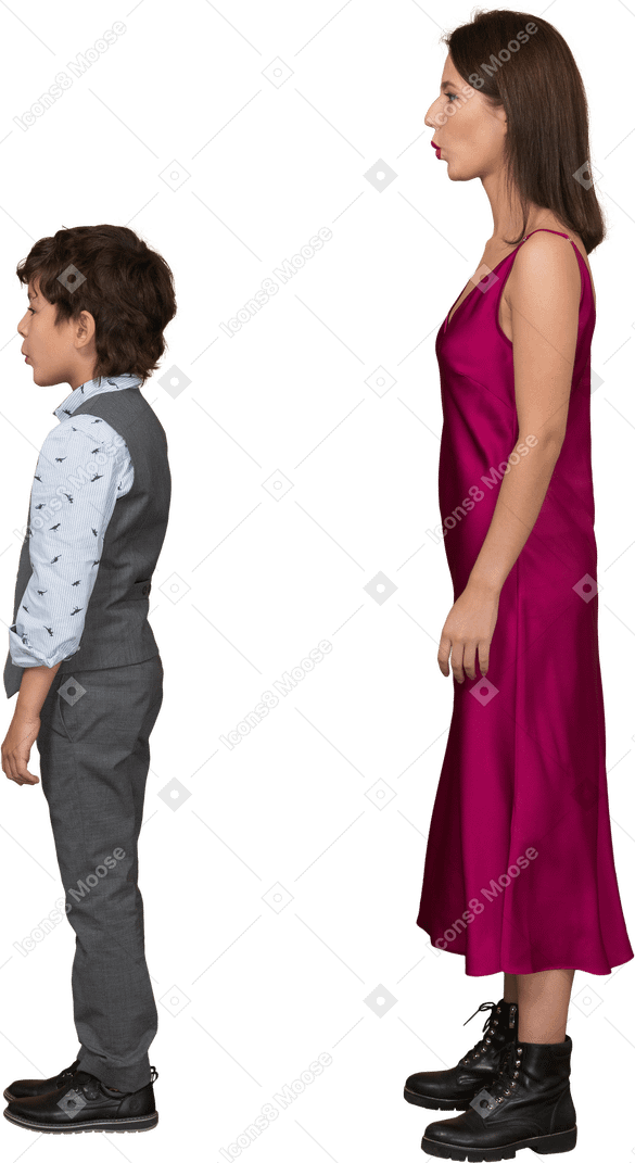 Niño y mujer de pie de perfil