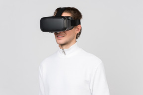 Mann im vr-headset genießt die virtuelle realität