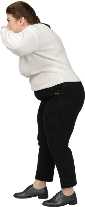Vista laterale di una donna grassoccia in abiti casual