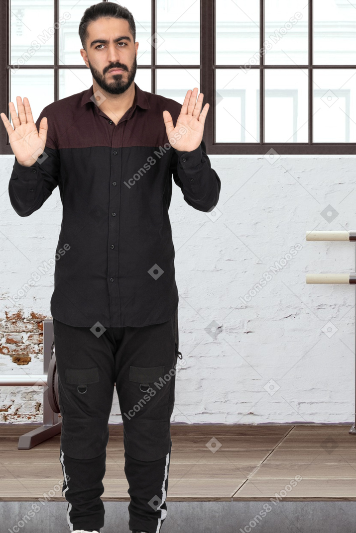 Hombre mostrando un gesto de parada