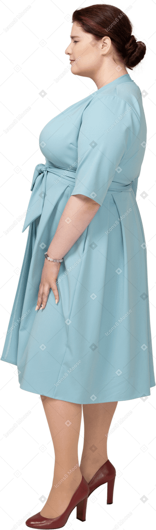 青いドレスを着た女性の側面図