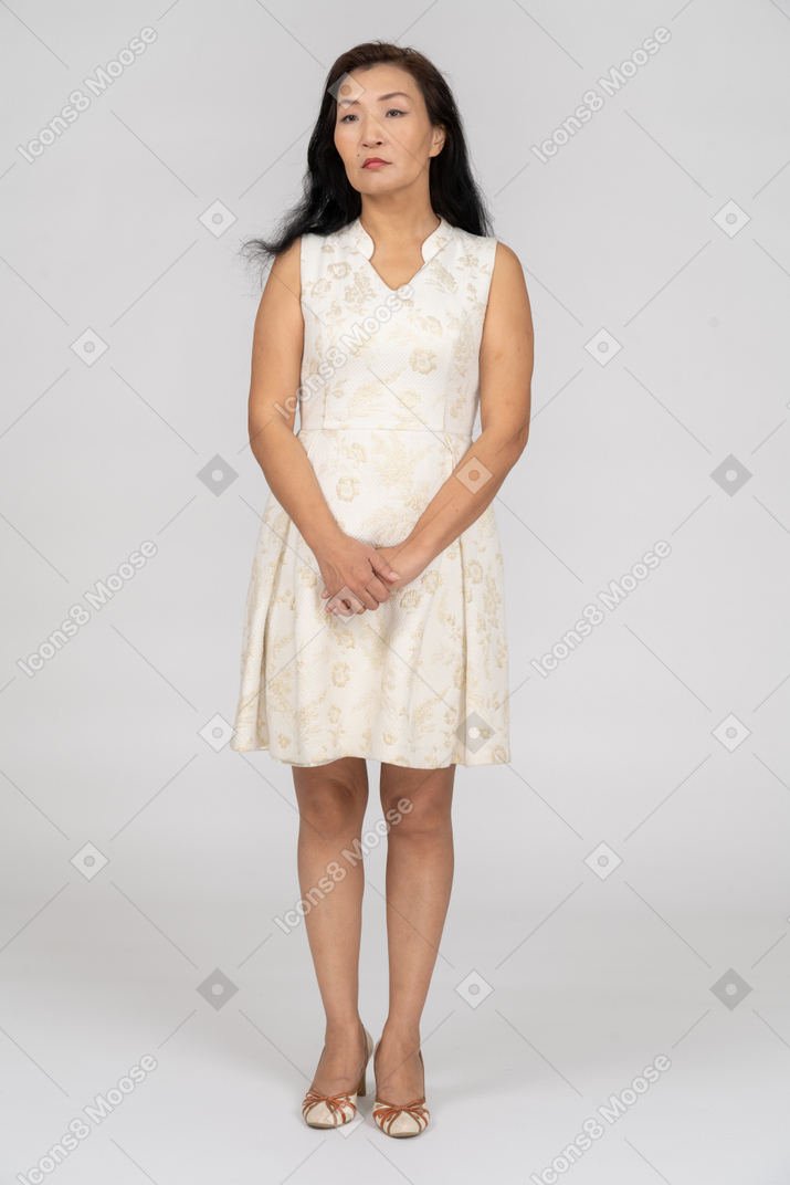 아름 다운 드레스 서있는 여자