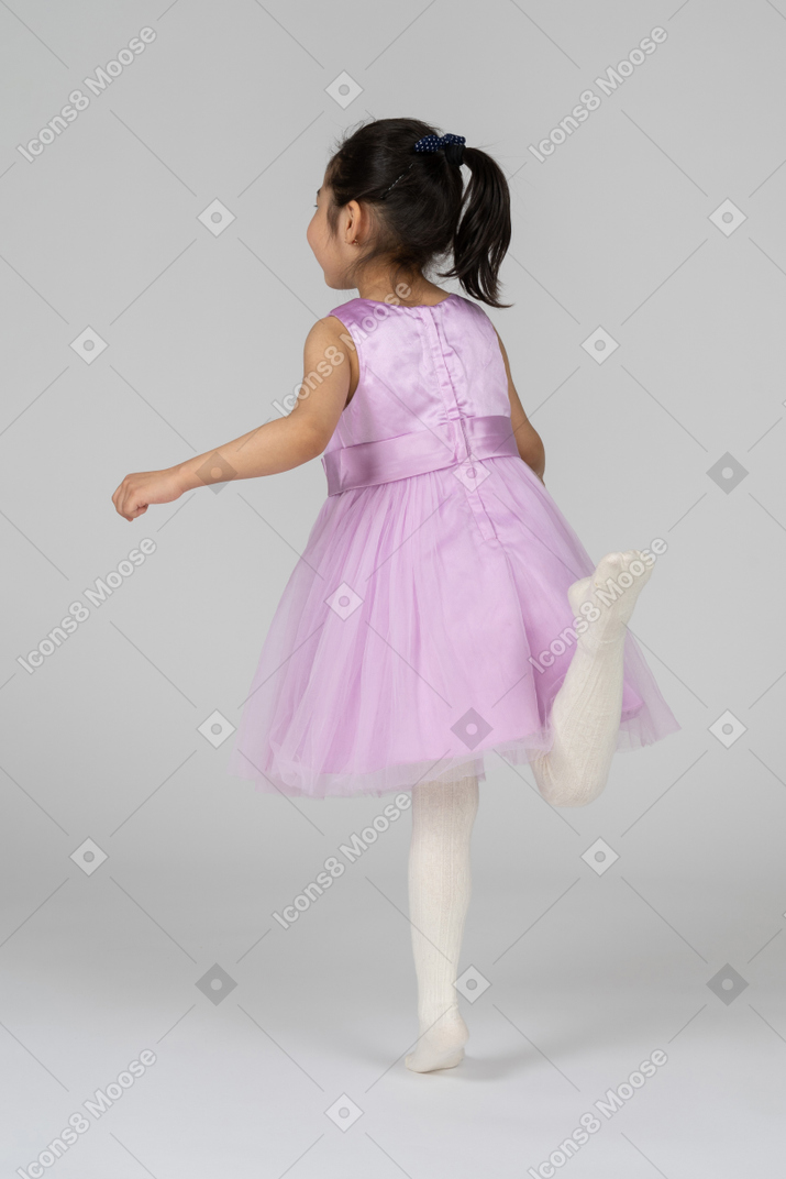 穿着粉红色连衣裙的女孩正在奔跑