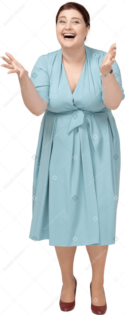 一个快乐的女人在蓝色连衣裙打手势的前视图